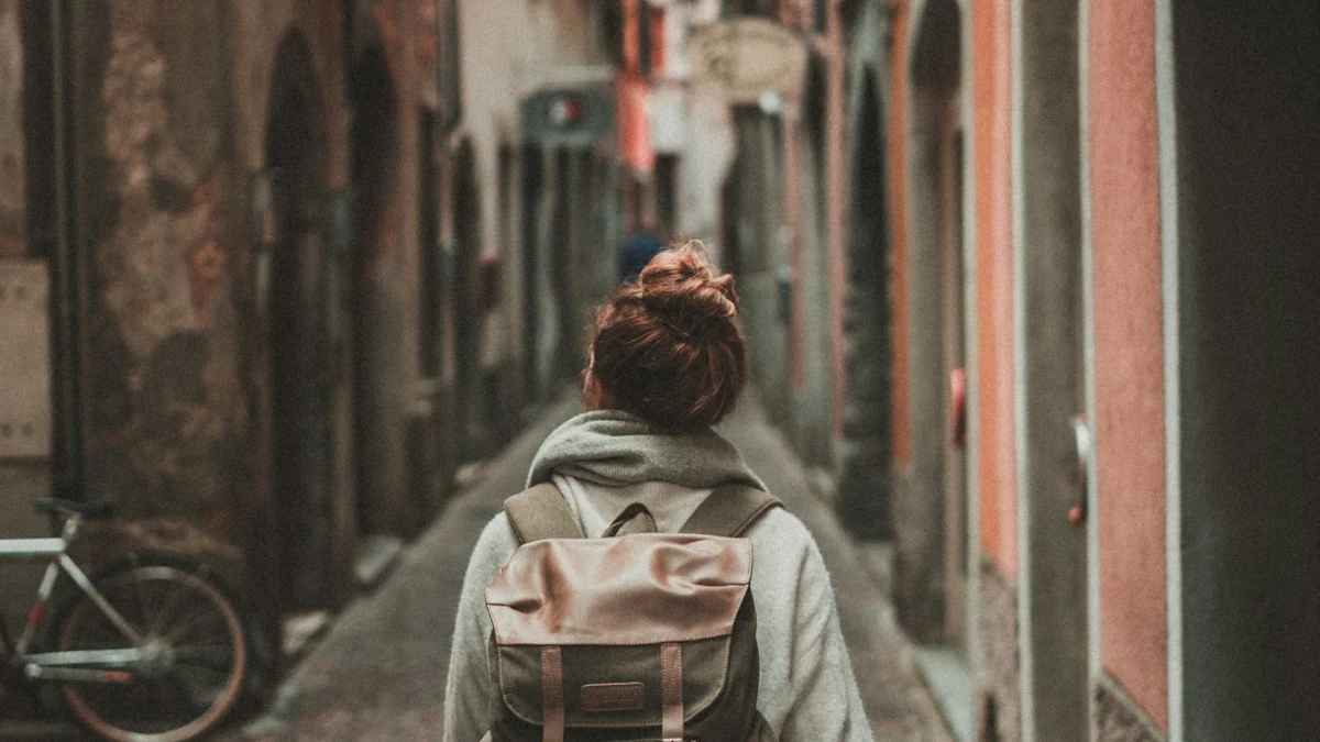 AI复古皮质旅行箱与世界贴纸生成